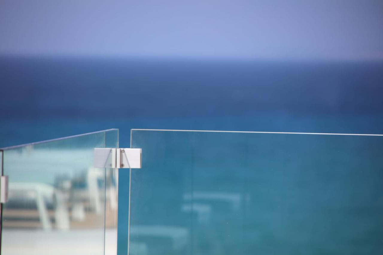 Hotel Iberostar Selection Playa De Palma Esterno foto A glass balustrade