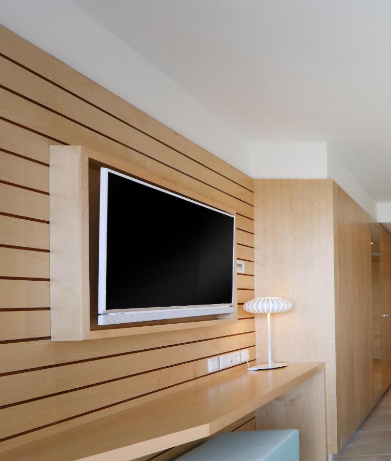 Hotel Iberostar Selection Playa De Palma Esterno foto A flat-screen television