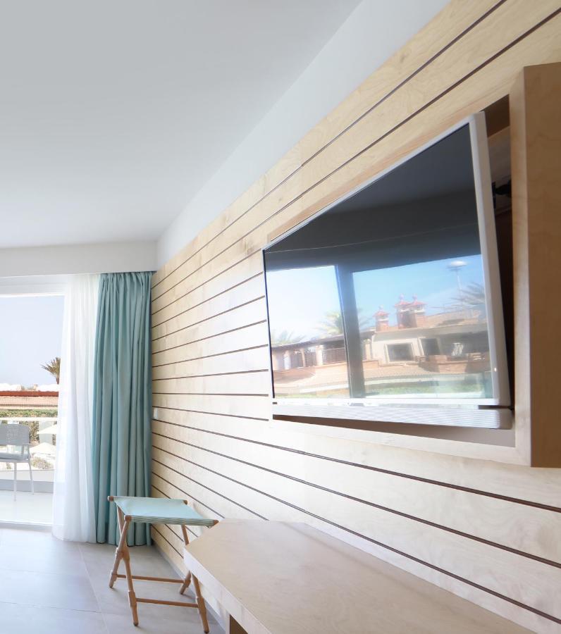 Hotel Iberostar Selection Playa De Palma Esterno foto A television mounted on a wall