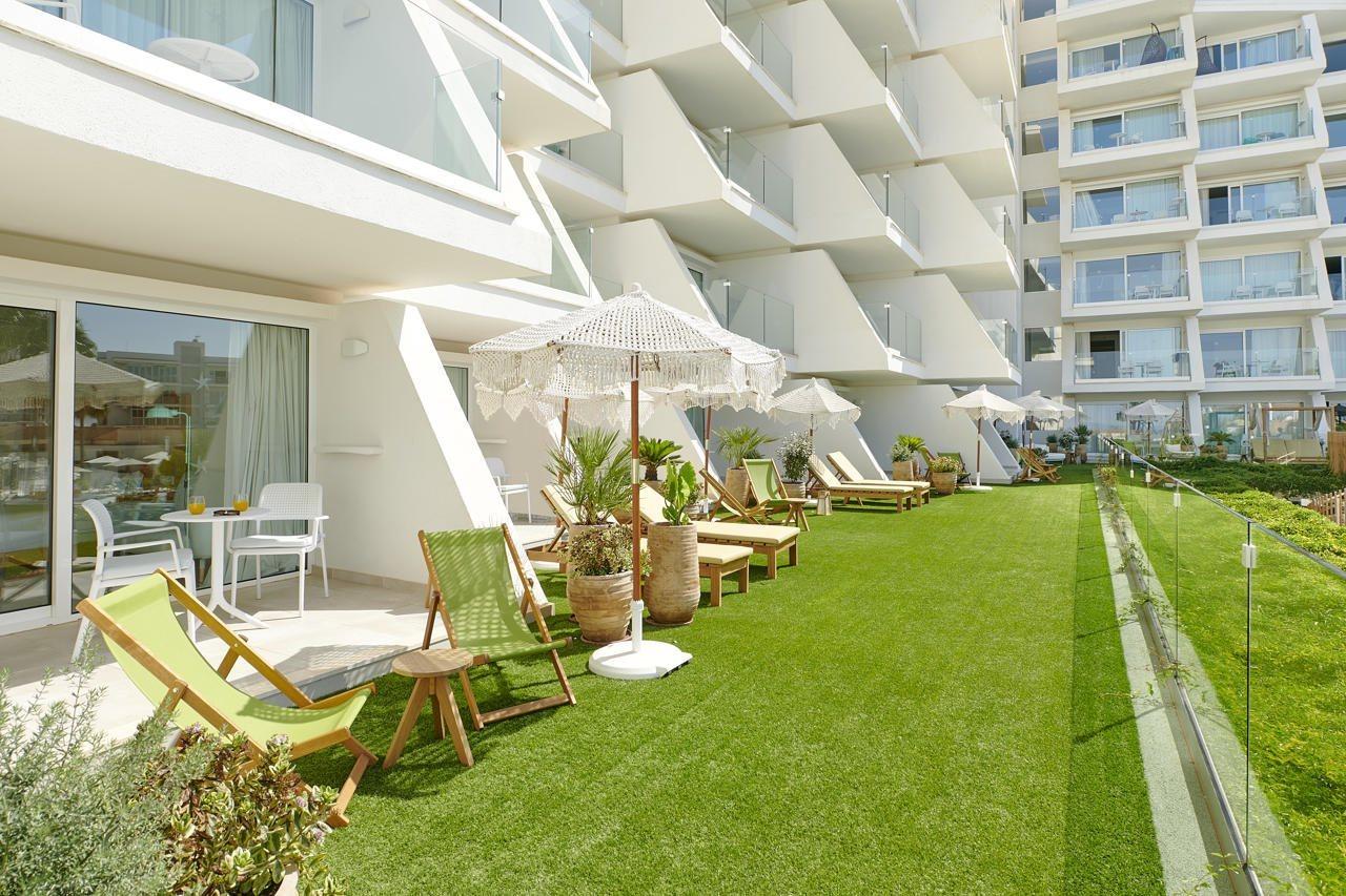 Hotel Iberostar Selection Playa De Palma Esterno foto Artificial grass at a hotel