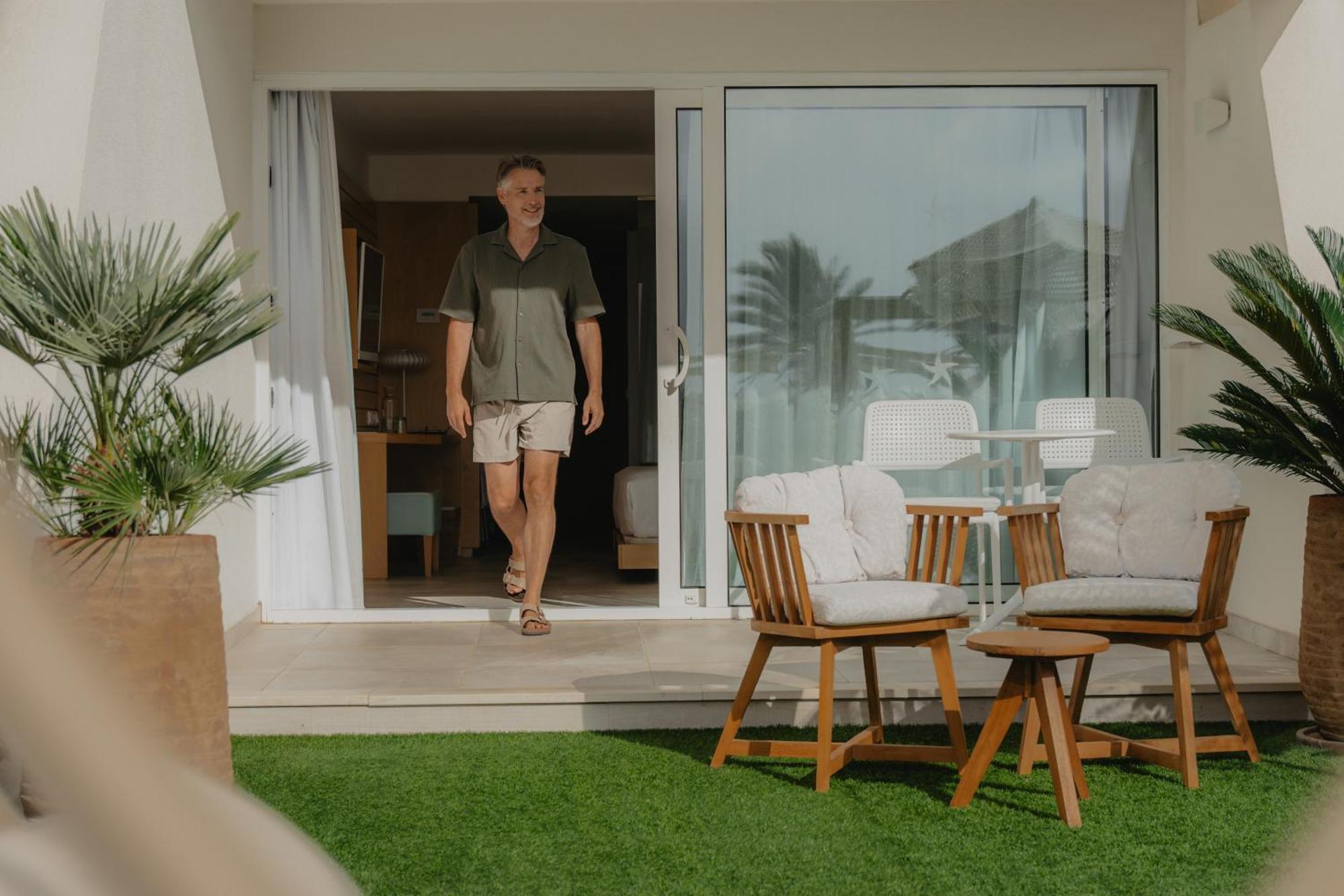 Hotel Iberostar Selection Playa De Palma Esterno foto Artificial grass on a balcony