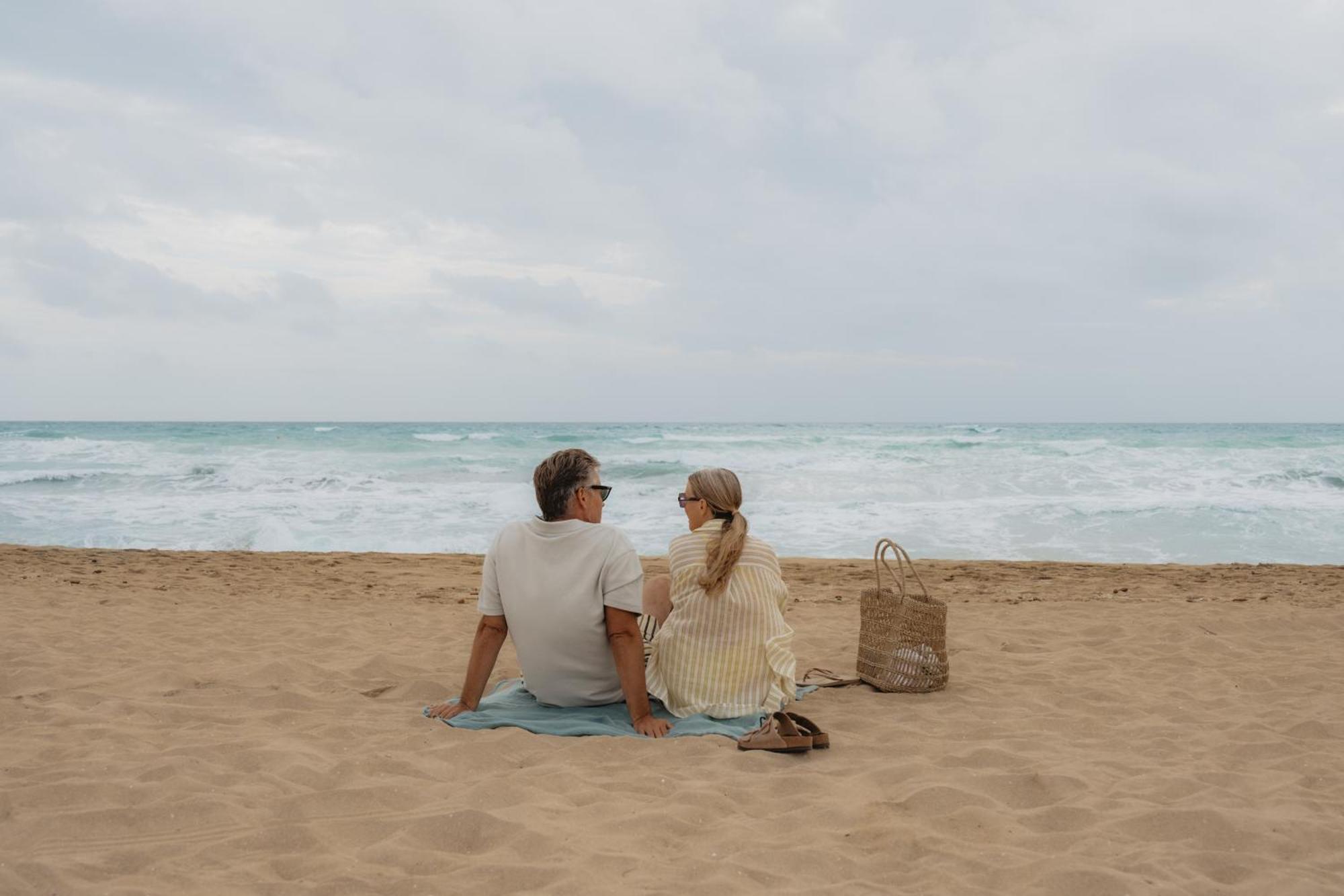 Hotel Iberostar Selection Playa De Palma Esterno foto A couple sitting on a beach